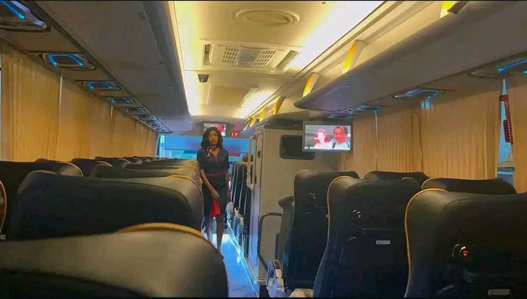 Hôtesse à bord d'un bus Bluebird Express